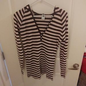 Gap v neck hooded long sleeved shirt like new